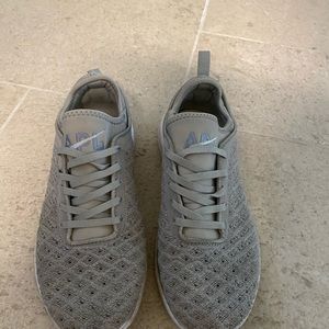 apl running shoes